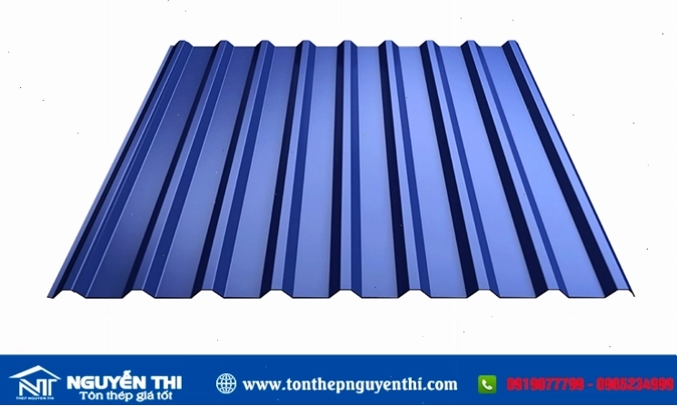 Mái nhà màu xanh dương trên nền kiến trúc mái Nhật tạo vẻ đẹp tươi mát