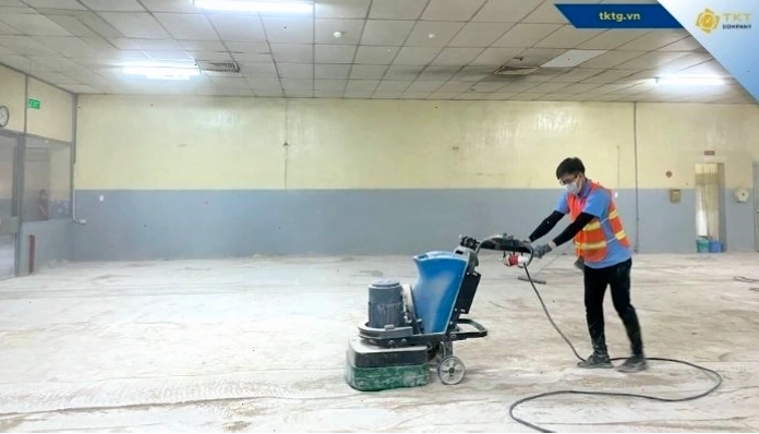 Mài sàn bê tông tạo nhám bằng máy mài công nghiệp