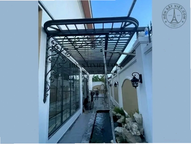 Mái sắt nghệ thuật hoa văn sang trọng, phong cách châu Âu