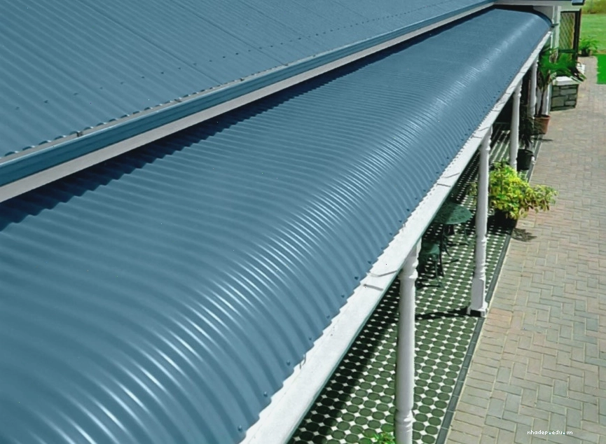 Mái tôn cong được lắp đặt tại một công trình nhà xe