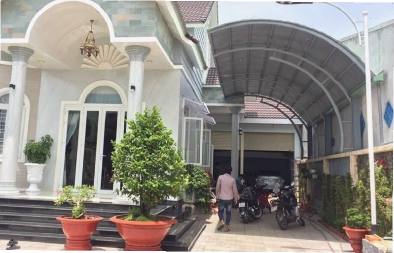 Mái tôn vòm che sân rộng rãi và hiện đại