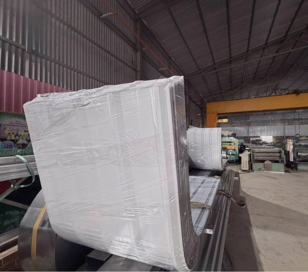 Mái tôn vòm nhà xe được thi công với vật liệu chất lượng cao