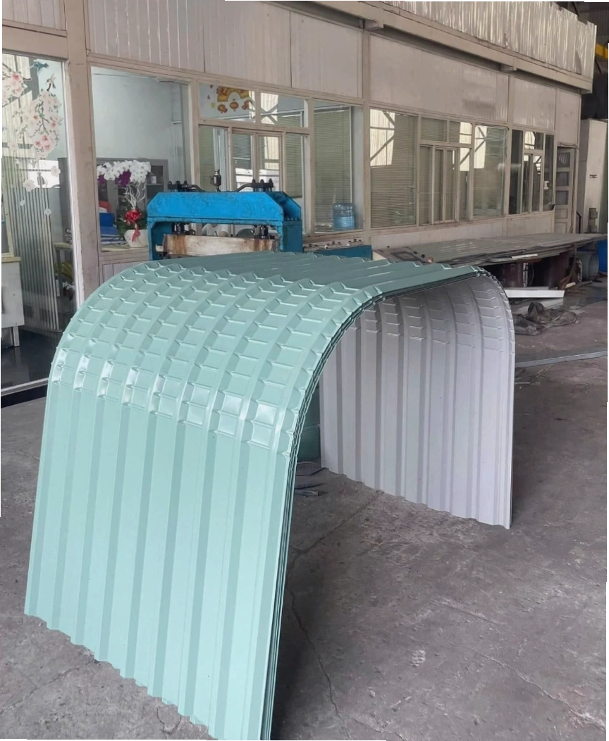 Mái tôn vòm nhà xe với thiết kế hiện đại, tối ưu hóa không gian