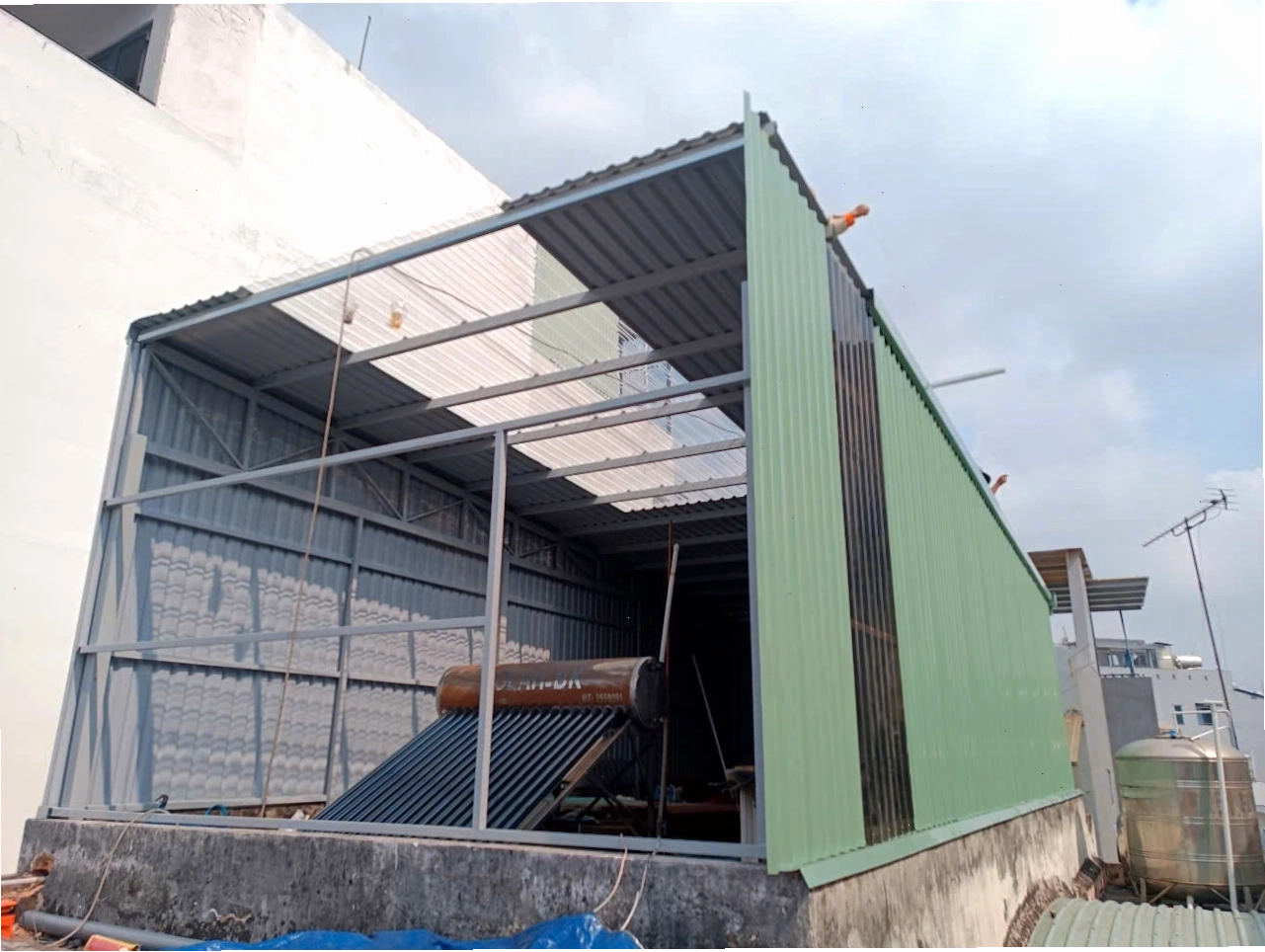 Mái tôn vòm sân thượng với thiết kế cong đẹp mắt
