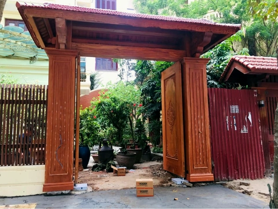 Mẫu cổng đẹp làm bằng gỗ sang trọng và ấm cúng