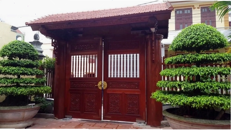 Mẫu cổng gỗ lát ngói đẹp và ấm áp