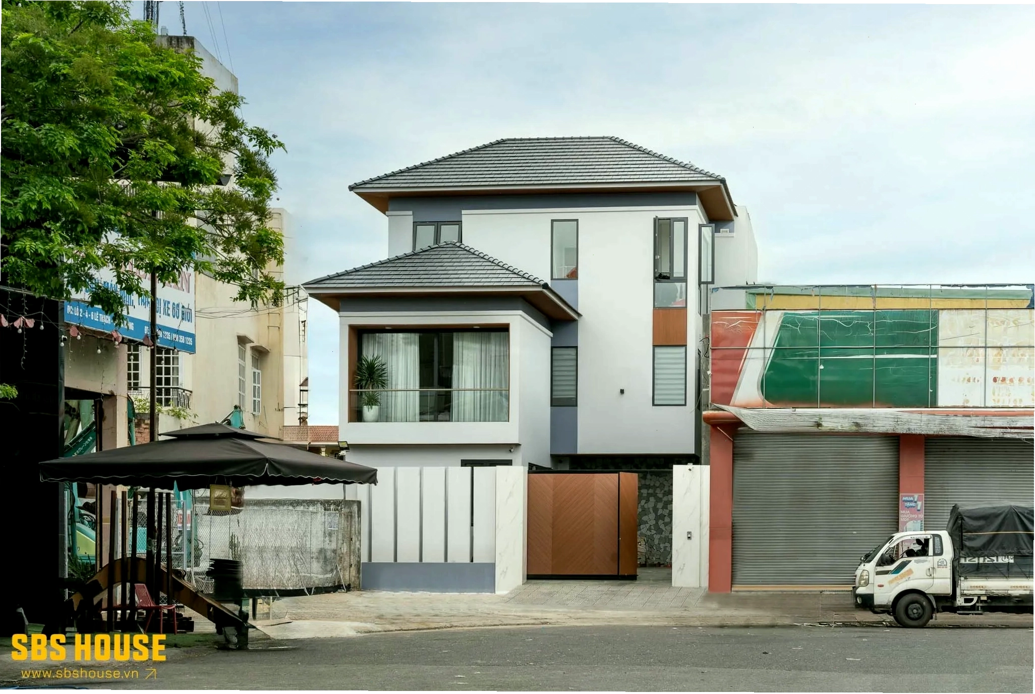 Mẫu cổng nhà mái Nhật 3 tầng sang trọng và bề thế