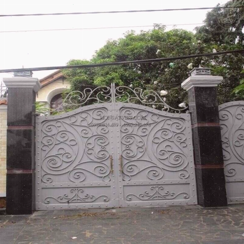 Mẫu cổng sắt mỹ thuật màu trắng với hoa văn tinh xảo