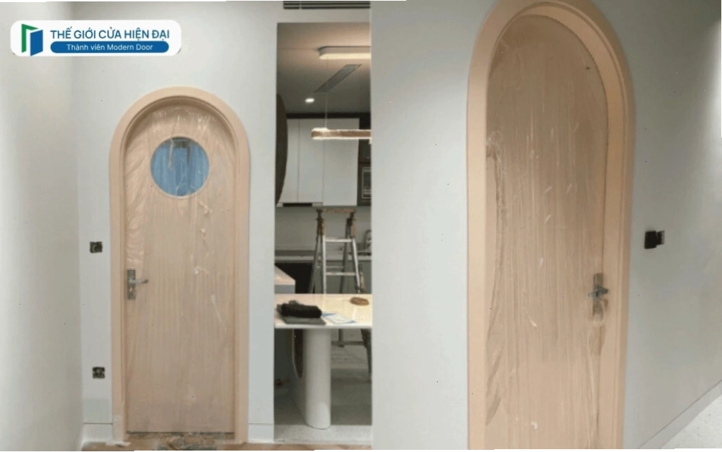 Mẫu cửa gỗ vòm kính hiện đại