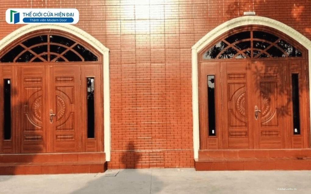 Mẫu cửa vòm gỗ công nghiệp màu nâu trầm