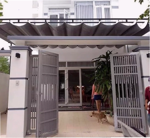 Mẫu mái vòm tôn che sân đẹp cho nhà phố có thể kéo ra thu gọn tiện lợi