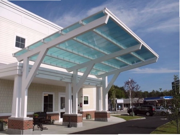 Mẫu mái vòm tôn phẳng bằng Polycarbonate giúp lấy sáng tốt cho khu vực trước nhà