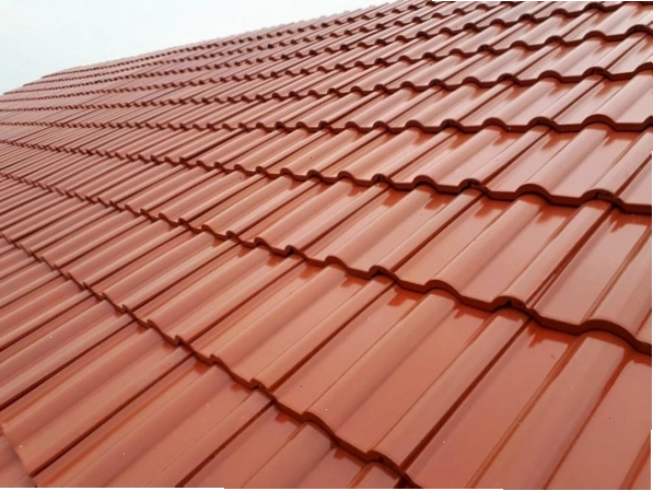 Ngói tráng men màu đỏ với bề mặt bóng đẹp