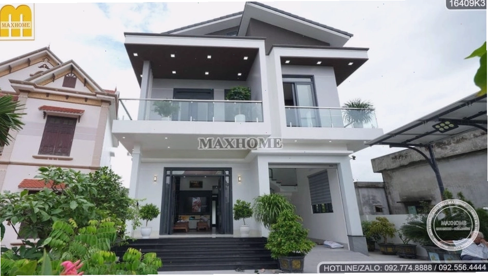 Nhà 2 tầng mái lệch với ban công rộng rãi