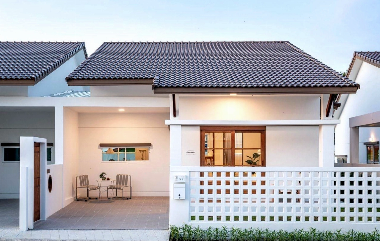 Nhà cấp 4 mái Thái nông thôn đơn giản với sân vườn và hàng rào