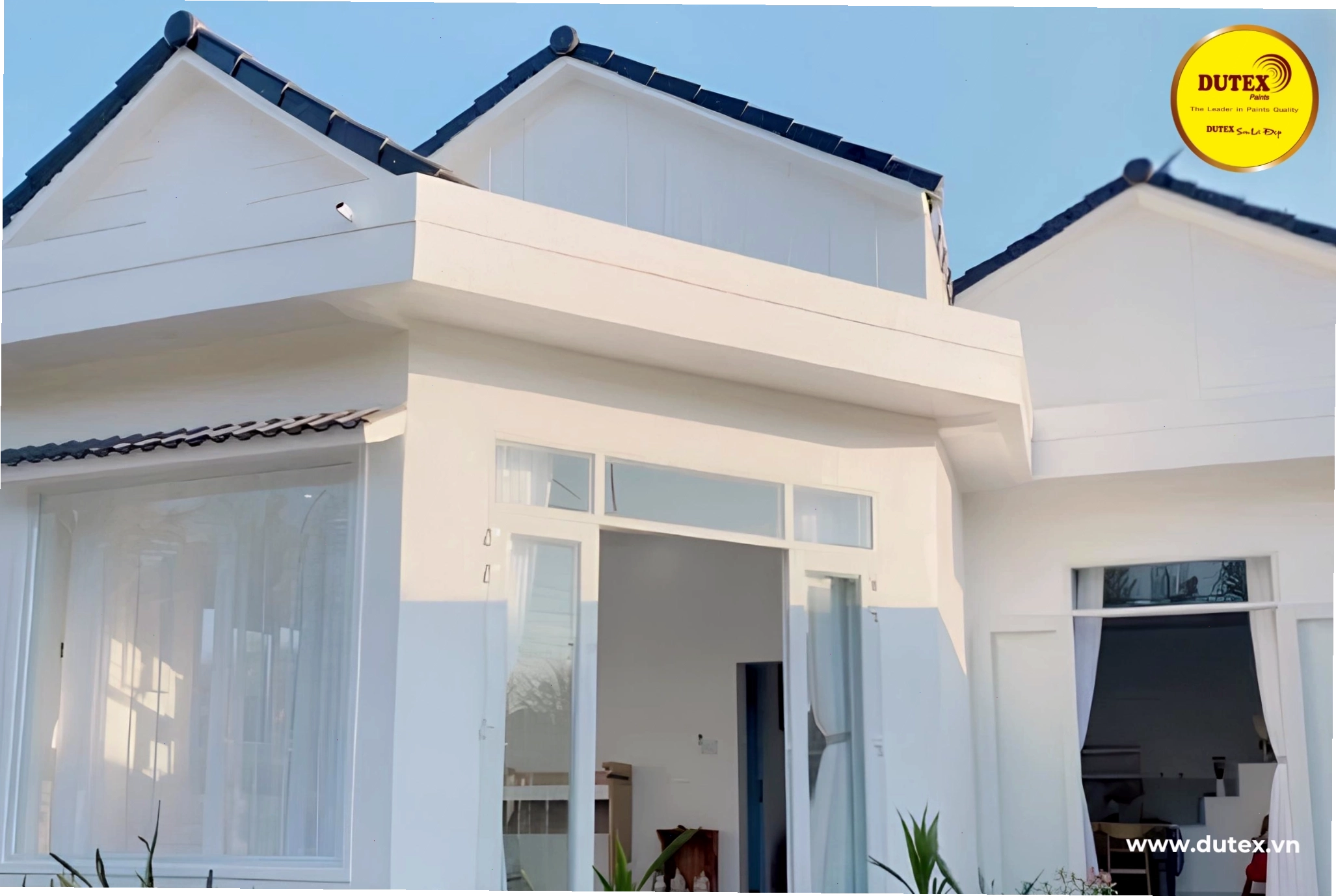 Nhà cấp 4 mái thái sơn màu trắng kem thanh lịch