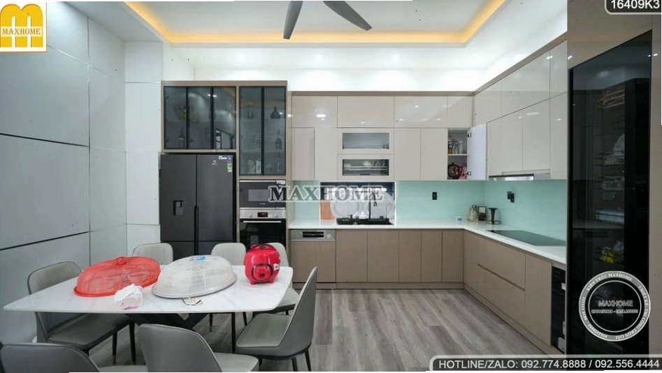 Nhà mái lệch 2 tầng hiện đại với nhiều cửa sổ