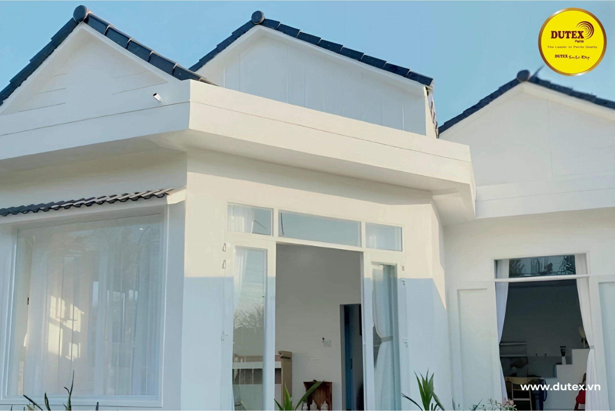 Nhà mái Thái sơn màu trắng kem thanh lịch, hiện đại và sang trọng
