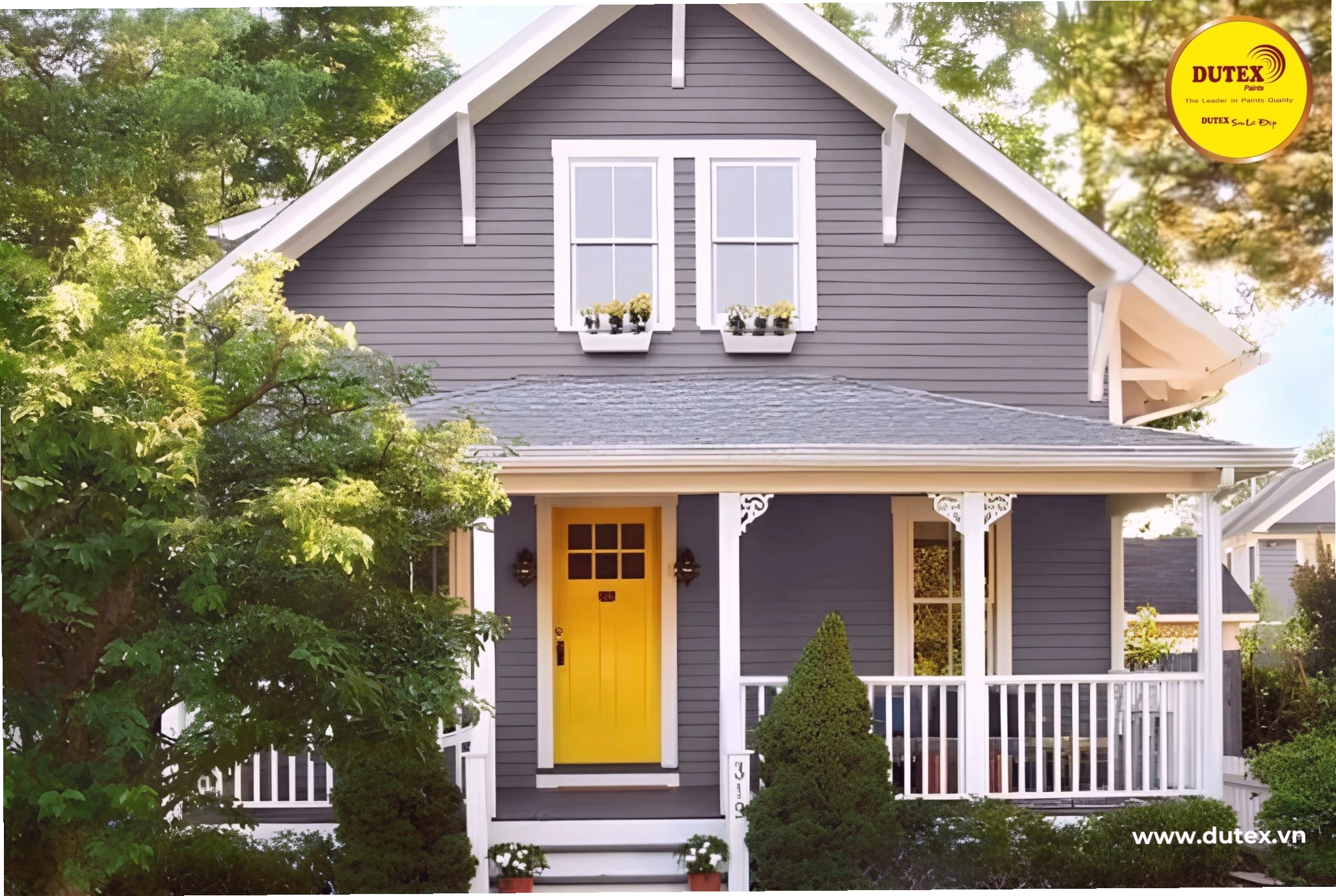 Nhà mái Thái sử dụng màu xám đậm làm điểm nhấn ấn tượng và cá tính