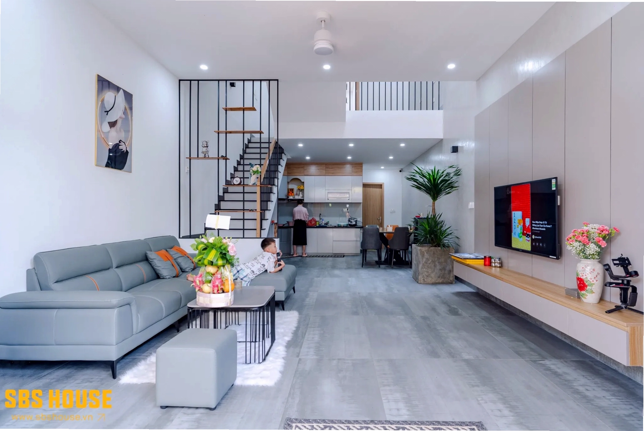 Nội thất phòng khách nhà mê lệch 2 tầng với sofa chữ L và bàn trà hiện đại