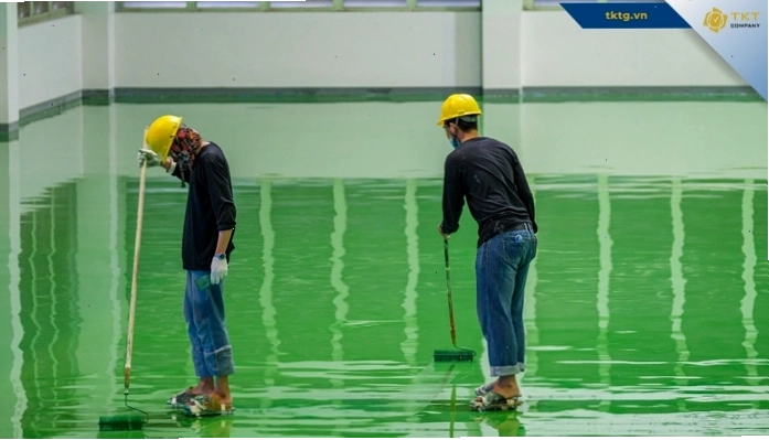 Thi công lớp sơn Epoxy lớp thứ hai, hoàn thiện bề mặt