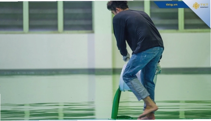 Thi công lớp sơn epoxy thứ nhất lên sàn