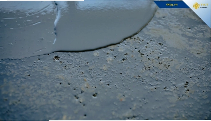 Thi công lớp sơn lót epoxy lên bề mặt sàn