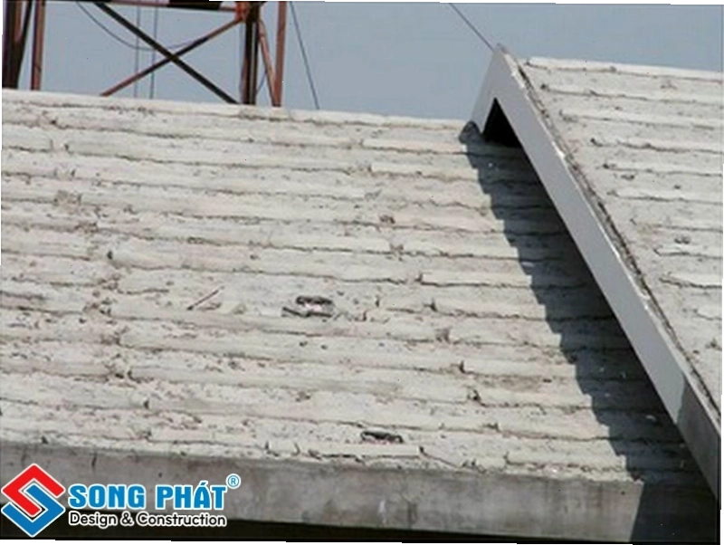 Thi công mái bê tông cốt thép dán ngói, một dạng của mái bằng, cho thấy kết cấu vững chắc