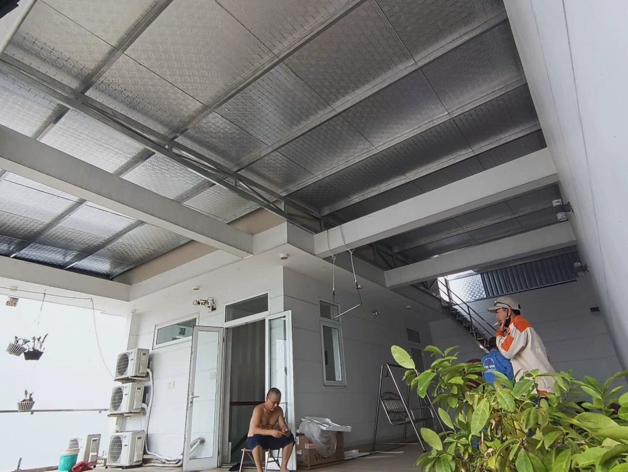 Thợ thi công mái che sân thượng chuyên nghiệp