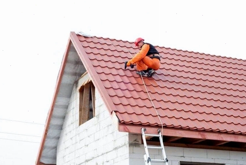 Thợ thi công mái tôn cần trang bị đầy đủ đồ bảo hộ để tránh rủi ro trên cao