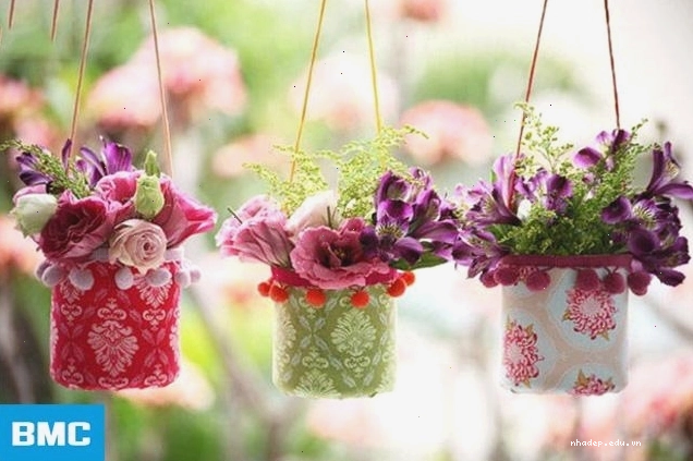 Trang trí mái vòm trường mầm non với các vật dụng handmade hình hoa và con vật