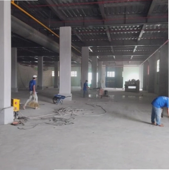Vệ sinh bề mặt sàn bê tông bằng máy hút bụi công nghiệp